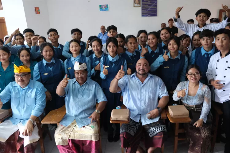 Uji Coba Program Prabowo: Mulia-PAS Berikan Makan Bergizi Gratis di SMK Widharba Buleleng