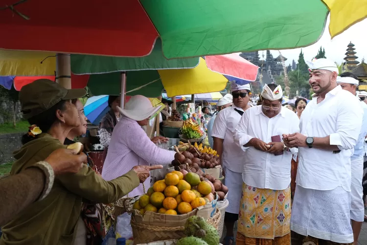 Cagub-cawagub Bali Mulia-PAS Mejaya-jaya di Pura Besakih, Sampaikan Salam ke Sri Paus Fransiskus